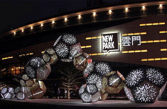 SS Modern Decorative Metal Sculpture Snowflake Polygon Light Transmission