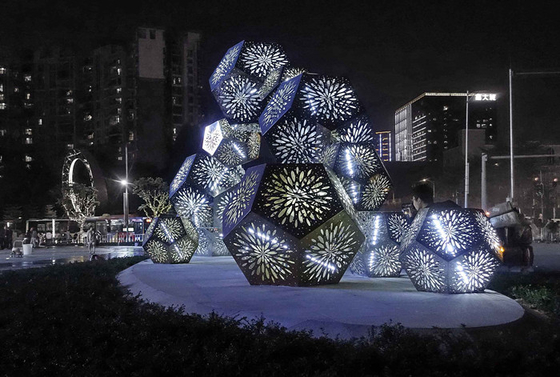 SS Modern Decorative Metal Sculpture Snowflake Polygon Light Transmission